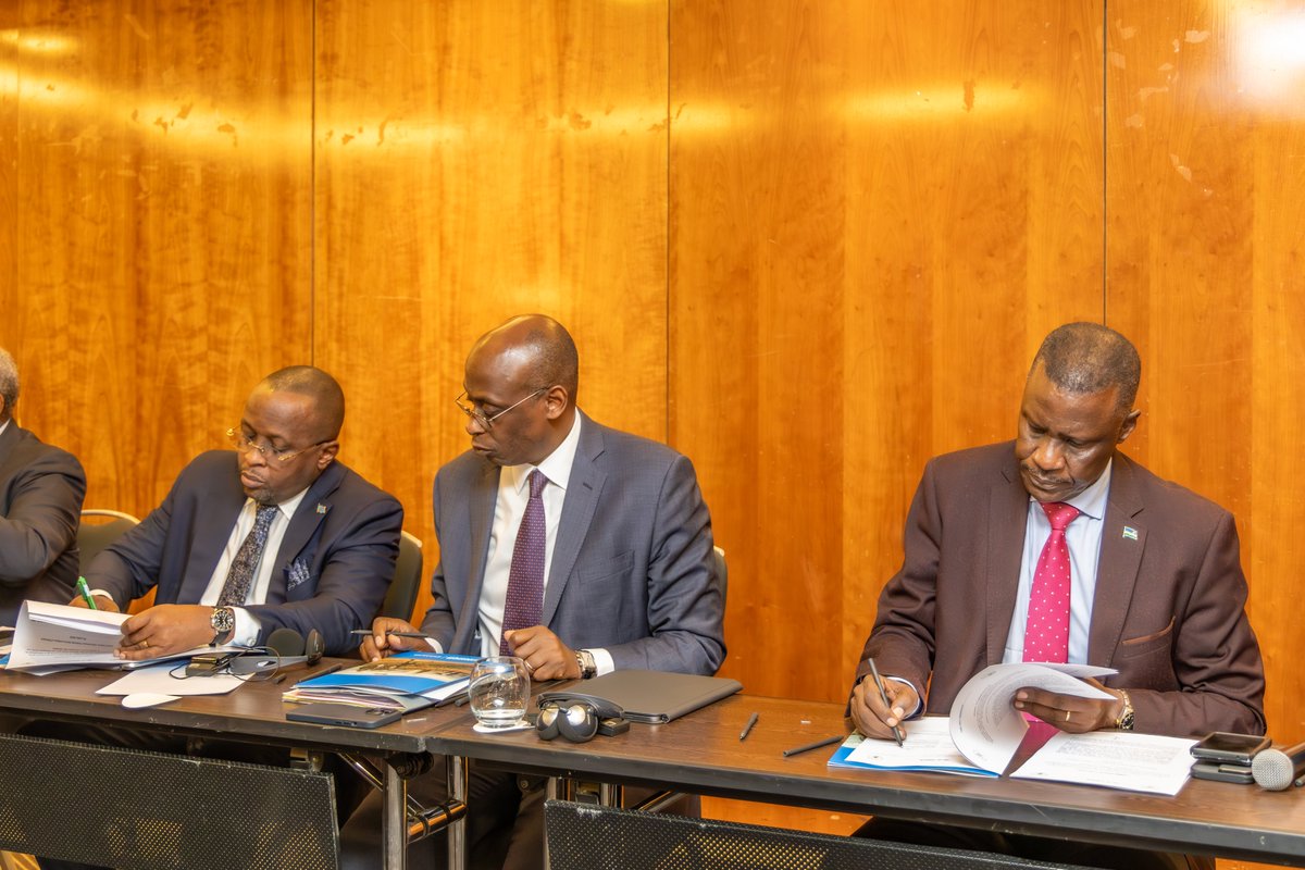 RwandaEmergency's tweet image. 𝐉𝐎𝐈𝐍𝐓 𝐂𝐎𝐌𝐌𝐔𝐍𝐈𝐐𝐔𝐄́: Today in Addis Ababa, on behalf of the Republic of Rwanda, Ambassador Charles Karamba signed the Joint Communiqué of the Tripartite High-Level Meeting between the Government of the Democratic Republic of the Congo, the Government of the Republic…