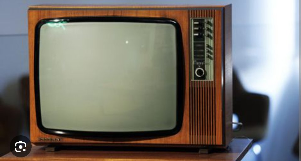 naukuvanaakka's tweet image. Keskuudessamme olevat, jo 20 vuotiaat, nuoret eivät ole koskaan kuulleet sitä rätisevää ääntä, joka tulee, kun vetää sormeaan auki olevan kuvaputkitelevision kuvaruutua pitkin ja haistaneet siitä aiheutuvaa "sähkömäistä" hajua.
Aikamoista.