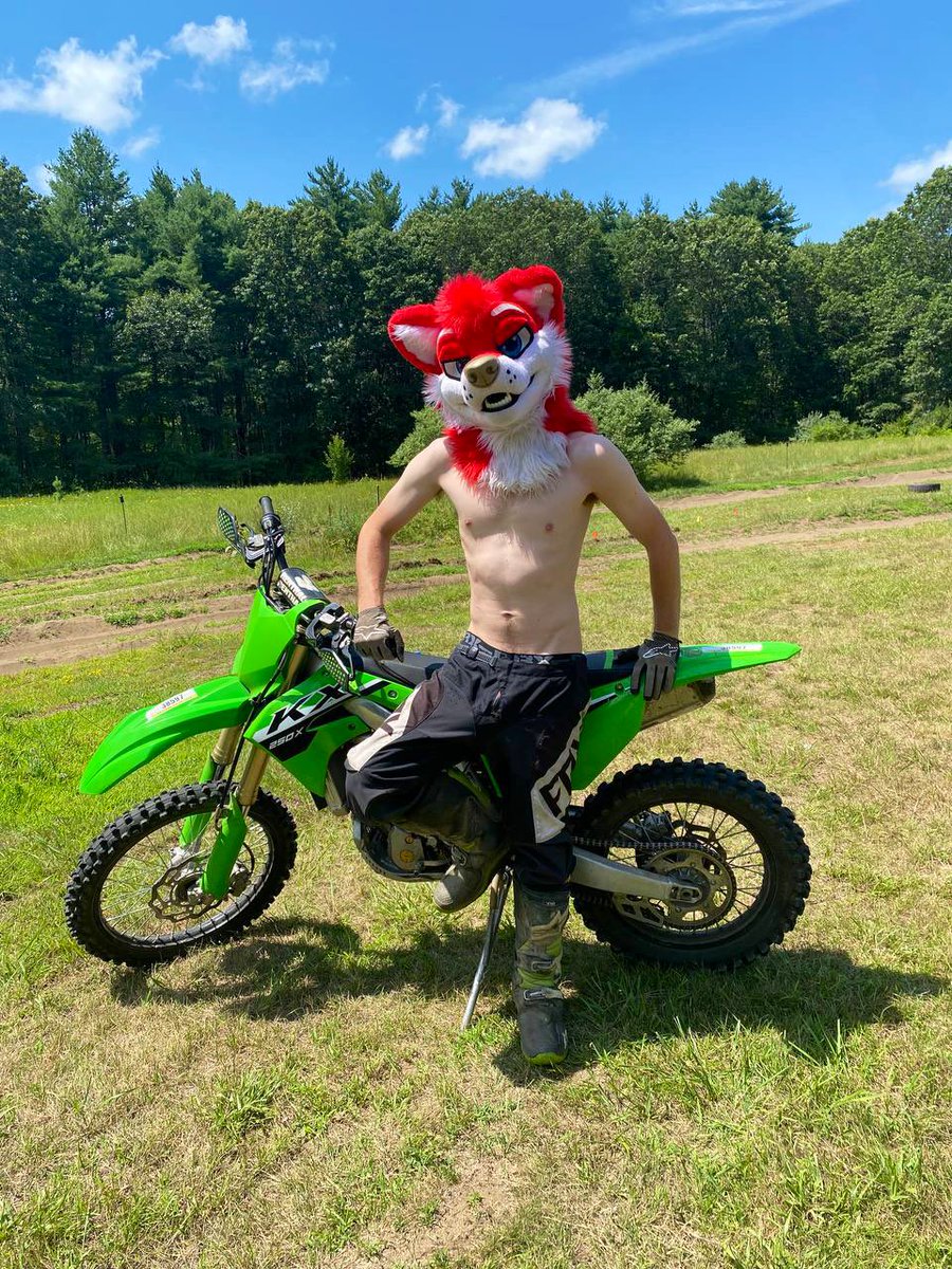 pawdoggo's tweet image. It’s a good toasty day for some exercise laps