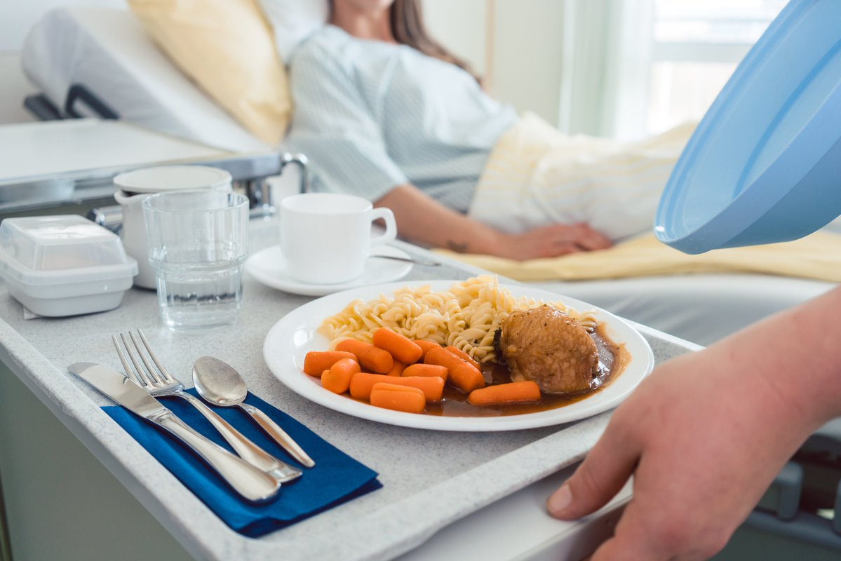 PIK_Climate's tweet image. Instead of supporting recovery, food served in hospitals and nursing homes may undermine both patient and planetary health, researchers from PIK, @ChariteBerlin, @Stanford find - too few healthy plant-based foods, too many unhealthy, unsustainable options: pik-potsdam.de/en/news/latest…
