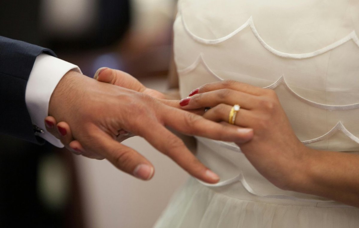 Faut-il interdire les mariages avec un étranger en situation irrégulière ?