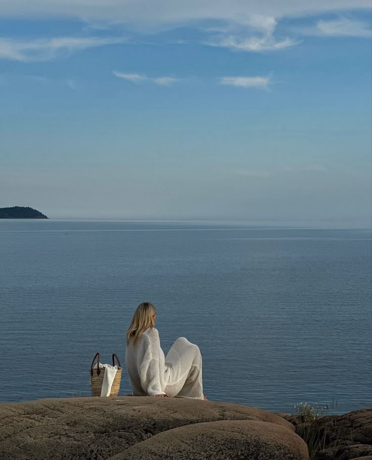 Bienaventurados los que ven cosas bonitas en lugares humildes donde los demás no ven nada, todo es bonito, lo único que importa es saber interpretar.
-Jacob Camille Pissarro

.........🖤