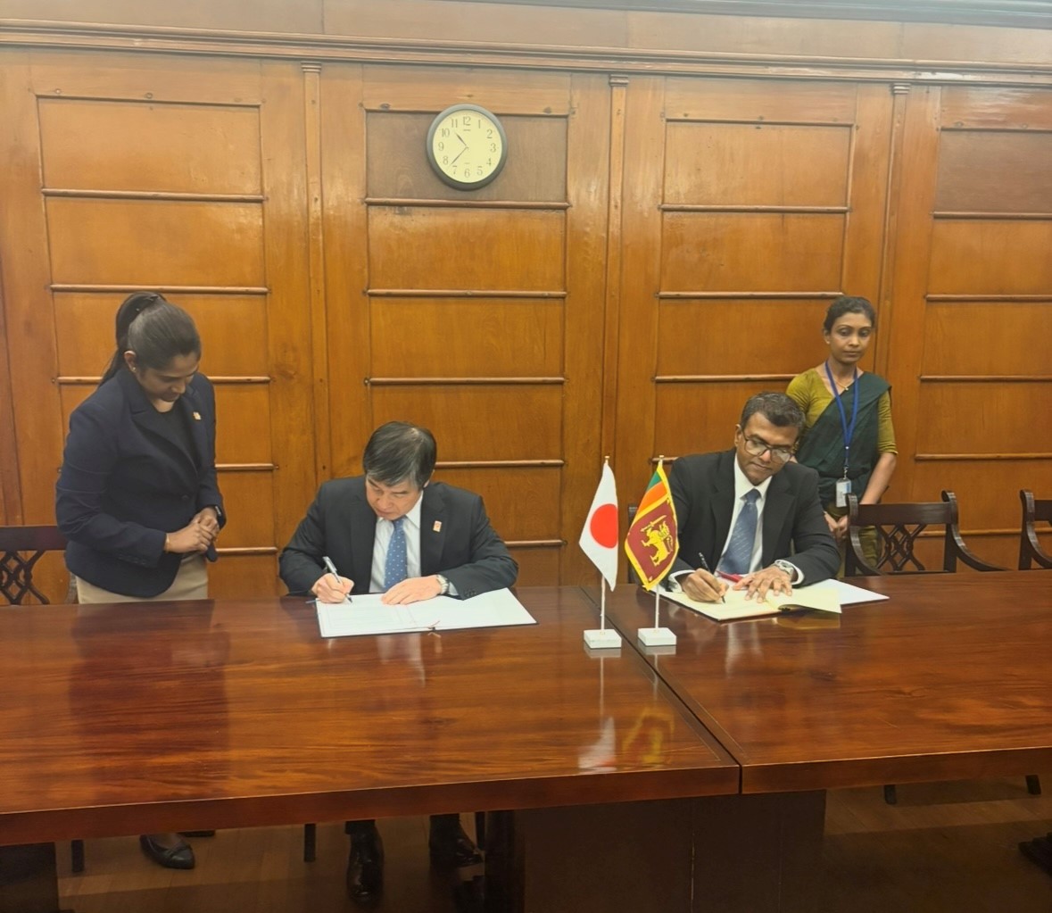 JapanEmb_SL's tweet image. On 24th July, Amb ISOMATA signed Exchange of Notes for Human Resource Development Scholarship (JDS) 🧑‍🎓. Under this project, total of 15 public sector officials are to be dispatched to Japan in 2026.
JDS fellows are expected to bridge between 🇯🇵🤝🇱🇰 more and more !!!