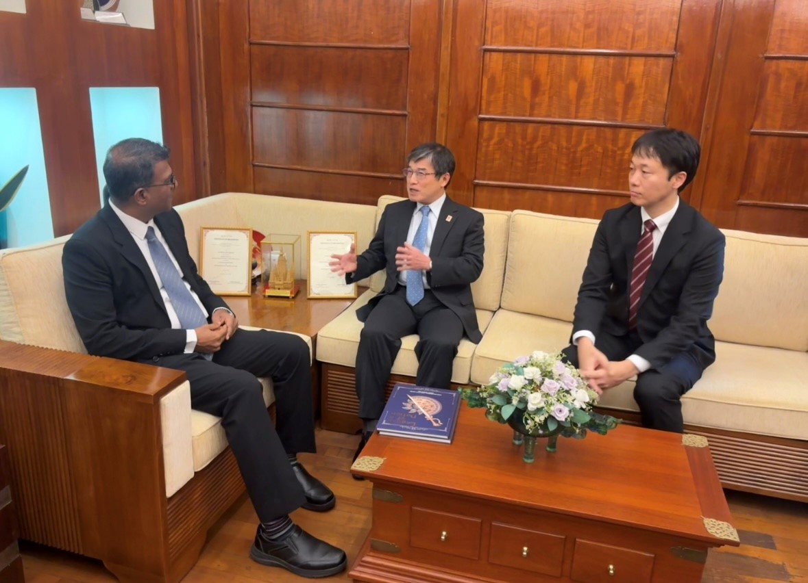 JapanEmb_SL's tweet image. On 24th July, Amb ISOMATA signed Exchange of Notes for Human Resource Development Scholarship (JDS) 🧑‍🎓. Under this project, total of 15 public sector officials are to be dispatched to Japan in 2026.
JDS fellows are expected to bridge between 🇯🇵🤝🇱🇰 more and more !!!