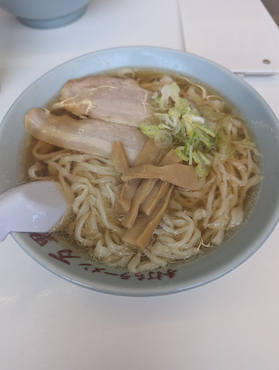 eloop_web's tweet image. 今日は佐野ラーメンの老舗「万里」さんへ まだ十字屋の側でやってた頃カウンターで野球帽被って宿題してた坊主がまさかプロ野球選手になろうとは思わなかった