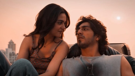 itsayushyar's tweet image. Itni bhi buri nahi hai Saiyaara movie yaar.
Log bas hate isliye de rahe kyunki kuch chapri audience ne isko cringe bana diya reels mein.
W movie , W ending 💯.