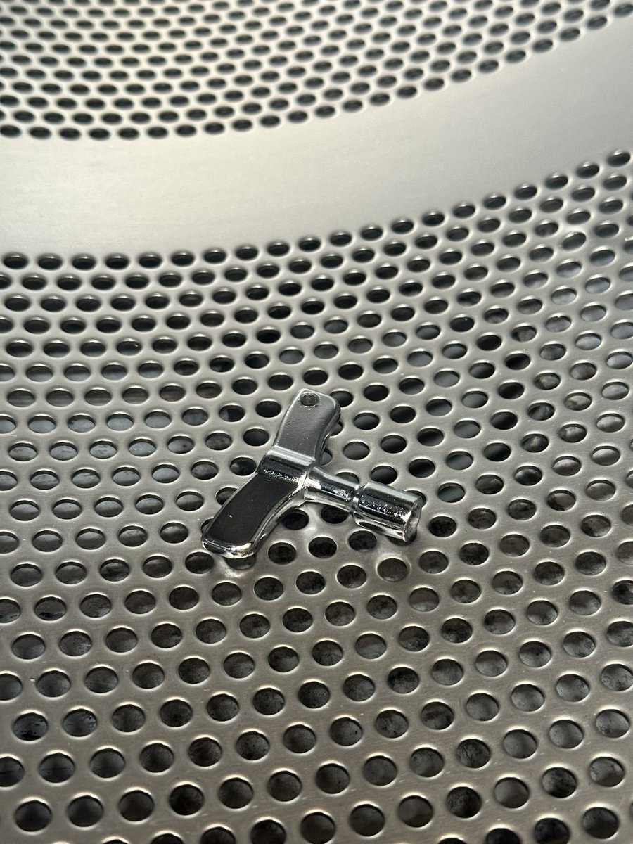 AK_Akht's tweet image. 洗濯機からガコガコ異音がすると思って洗濯物取り出してみたら底にコレ
『ドラム式』ってそういうことか #違う