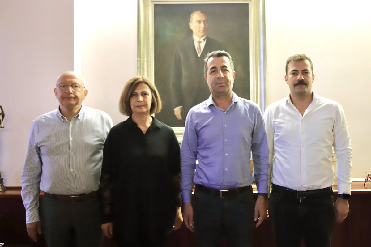 ayseunluce's tweet image. Tarım ve Orman Bakanlığından sorumlu Genel Başkan Yardımcımız Erhan Adem'i, Milletvekilimiz Utku Çakırözer ve İl Başkanımız Talat Yalaz ile birlikte Seyitgazi'de devam eden yangın hakkında bilgilendirdik.
Rüzgarın da etkisiyle sık sık yön değiştiren yangının söndürülmesi için…
