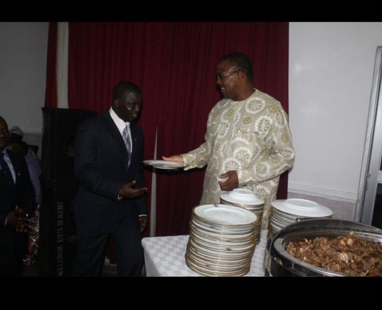 Emmanuel_Tips's tweet photo. To all those that hate PETER OBI this is very old picture 

Behold Peter Obi serving food at various points as a Sitting State Governor. 

Not everyone was a Whiskey Drinking Governor in their days.

Thank you  &amp; God bless. https://t.co/6nKEr9sPvH