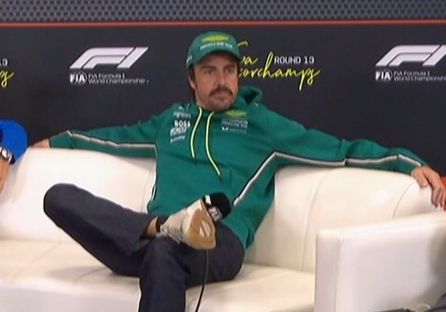 ℹ️ Alonso sobre por qué traer mejoras a un GP al sprint y con lluvia:

"Estas mejoras estaban planeadas para Hungría pero hemos podido traerlas antes"

"Le doy las gracias al equipo por este 'push' en la fábrica"