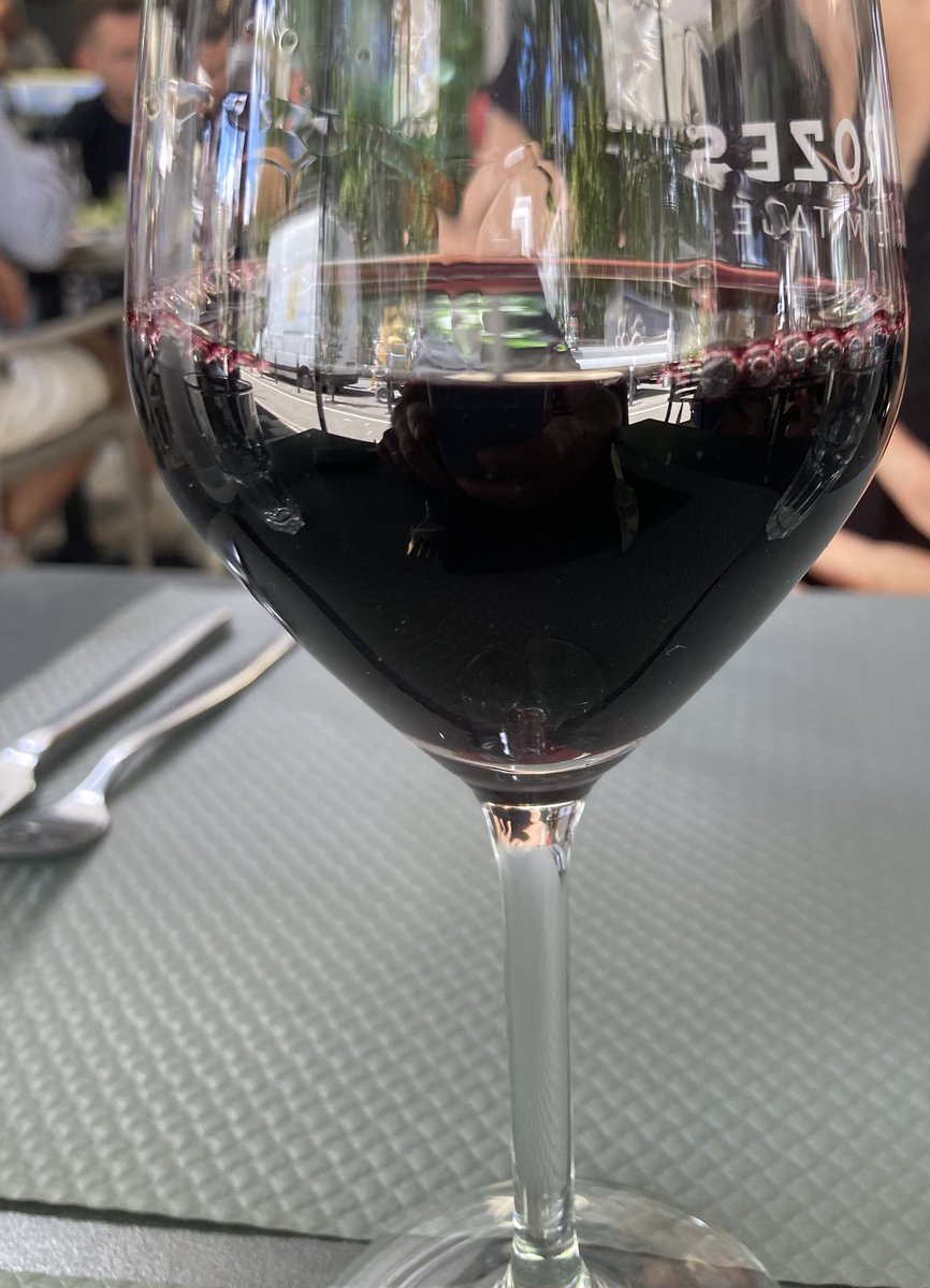 MartinGenier's tweet image. Bonjour 👋 c’est le début des vacances ! J’abandonne les plateaux 📺 pour un certain temps. @auvergnerhalpes Tournon-sur-Rhône. Un petit vin 🍷 du cru #Chapoutier (avec modération 😉) bel été à toutes et à tous !