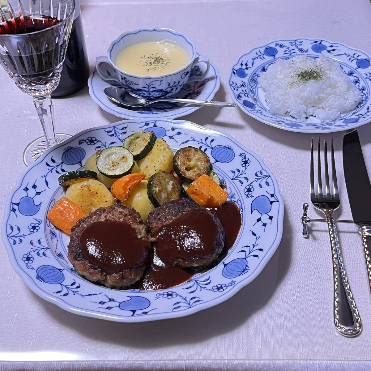 a_fish_monger's tweet image. 夜は夜で奇しくもハンバーグという事で、ドイツドイツした一日を締めますよと

#マイセン #ブルーオニオン #おうちごはん