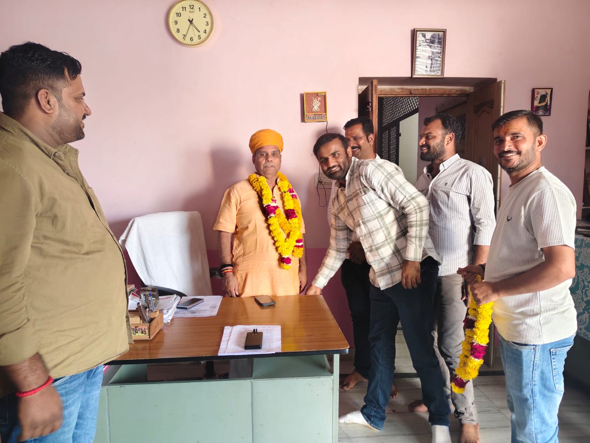 gssjalore's tweet image. "आज भारतीय जनता पार्टी जालौर के जिला महामंत्री पद पर नियुक्ति पश्चात माननीय कैबिनेट मंत्री श्री जोगेश्वर जी गर्ग से आशीर्वाद प्राप्त किया।
@jogeshwarg #gssjalore