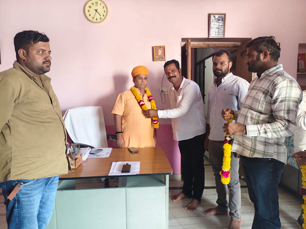 gssjalore's tweet image. "आज भारतीय जनता पार्टी जालौर के जिला महामंत्री पद पर नियुक्ति पश्चात माननीय कैबिनेट मंत्री श्री जोगेश्वर जी गर्ग से आशीर्वाद प्राप्त किया।
@jogeshwarg #gssjalore