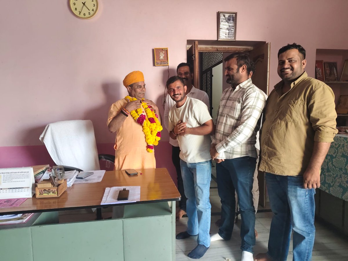 gssjalore's tweet image. "आज भारतीय जनता पार्टी जालौर के जिला महामंत्री पद पर नियुक्ति पश्चात माननीय कैबिनेट मंत्री श्री जोगेश्वर जी गर्ग से आशीर्वाद प्राप्त किया।
@jogeshwarg #gssjalore