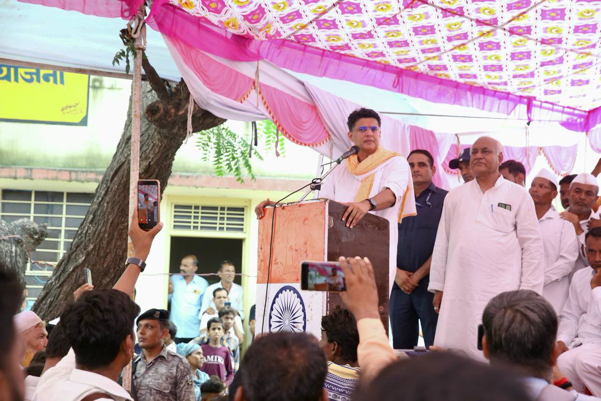 SachinPilot's tweet photo. धन्ना तलाई क्षेत्र मे ड्रेनेज सिस्टम एवं सौंदर्यीकरण कार्यों का शिलान्यास किया। 

करीब ₹2 करोड़ की लागत से शुरू किए जा रहे इस महत्वपूर्ण प्रोजेक्ट के तहत ड्रेनेज सिस्टम में सुधार किया जाएगा और उसे सुदृढ़ बनाया जाएगा, जिससे पान�� का ठहराव नहीं होगा और शहरवासियों को बड़ी राहत मिलेगी। 

साथ ही, इस स्थल का सौंदर्यीकरण कार्य पूरा होने के बाद यहाँ एक पार्क निर्मित किया जाएगा ताकि यह खुली जगह उपयोगी और आकर्षक बन सके । 

📍टोंक शहर