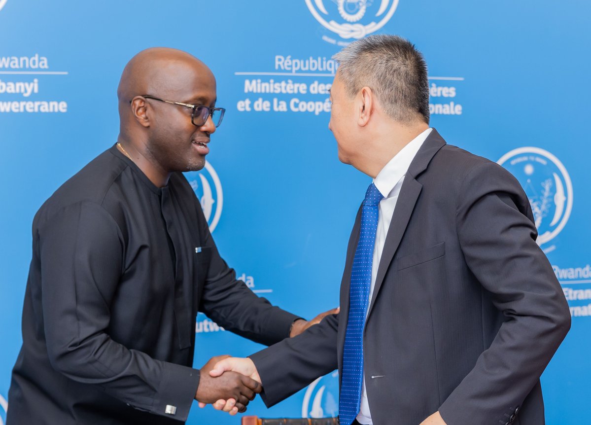 RwandaMFA's tweet image. Ministers @onduhungirehe and @Vbiruta met with Amb. Xia Huang, UN Special Envoy for the Great Lakes Region, to exchange views on recent developments, focusing on the ongoing peace efforts in Eastern DRC.