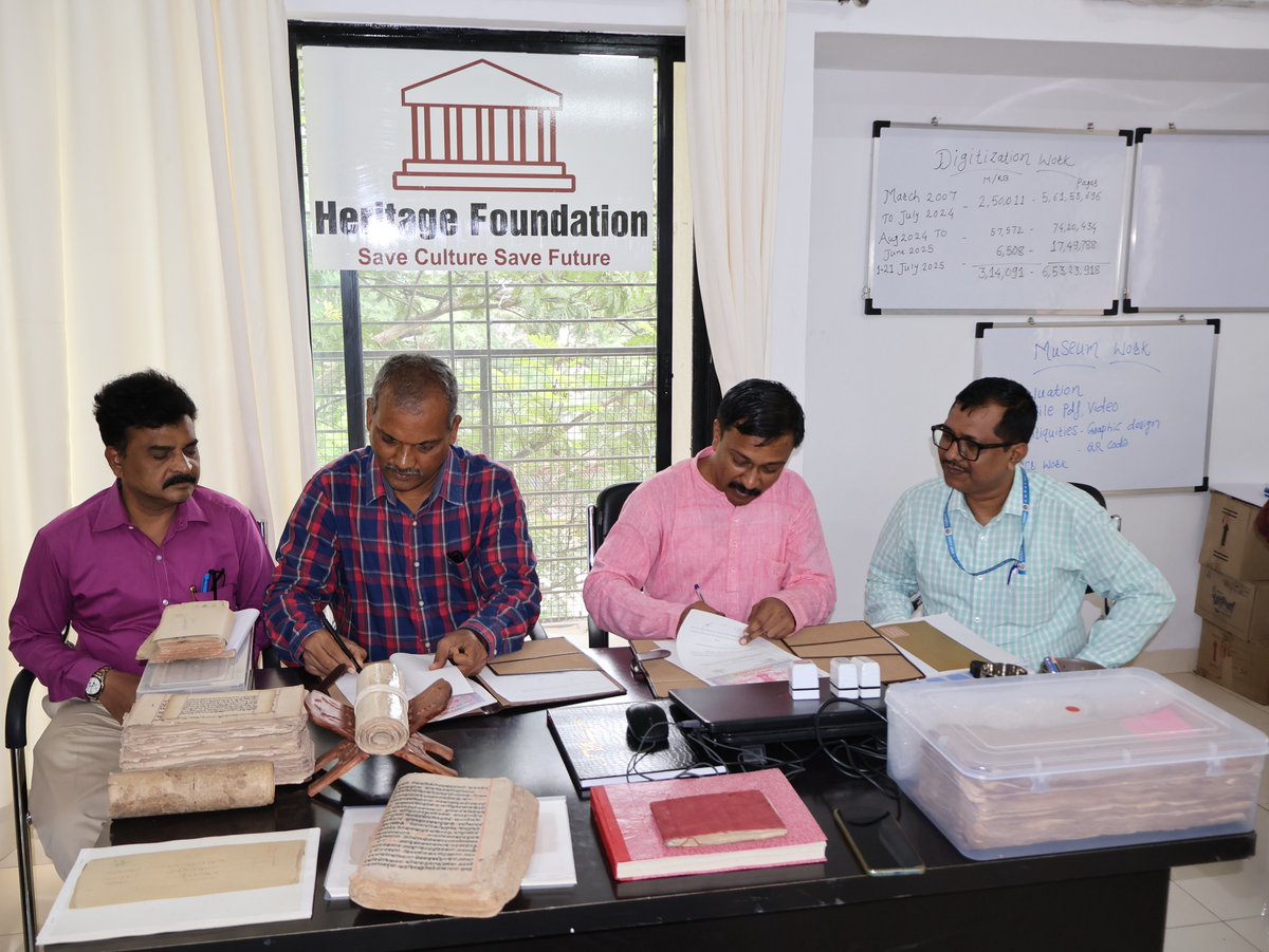 CCRAS_MoAyush's tweet image. #𝗠𝗼𝗨🤝| #CCRAS–NIIMH, Hyderabad, &amp;amp; Heritage Foundation, Pune, signed an MoU to promote &amp;amp; preserve India’s rich medical heritage for future generations.

The MoU was formalised on July 23, 2025, by Dr G. P. Prasad, AD I/c, NIIMH &amp;amp; Mr B. R. Bobade, Director, @HeritageJalgaon.