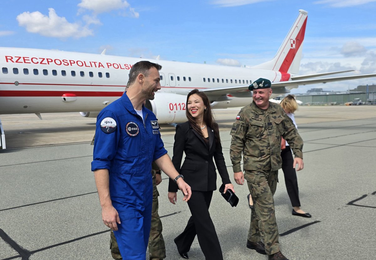 DGeneralneRSZ's tweet image. Welcome to Earth ⭐️💫🌏
Z radością witamy polskiego 🇵🇱 astronautę 🚀 Sławosza Uznańskiego-Wiśniewskiego 👩🚀 po powrocie z Międzynarodowej Stacji Kosmicznej - ISS. Cieszymy się, że misja zakończyła się sukcesem i nasz rodak jest już bezpieczny w Polsce.
Ostatni etap podróży do…