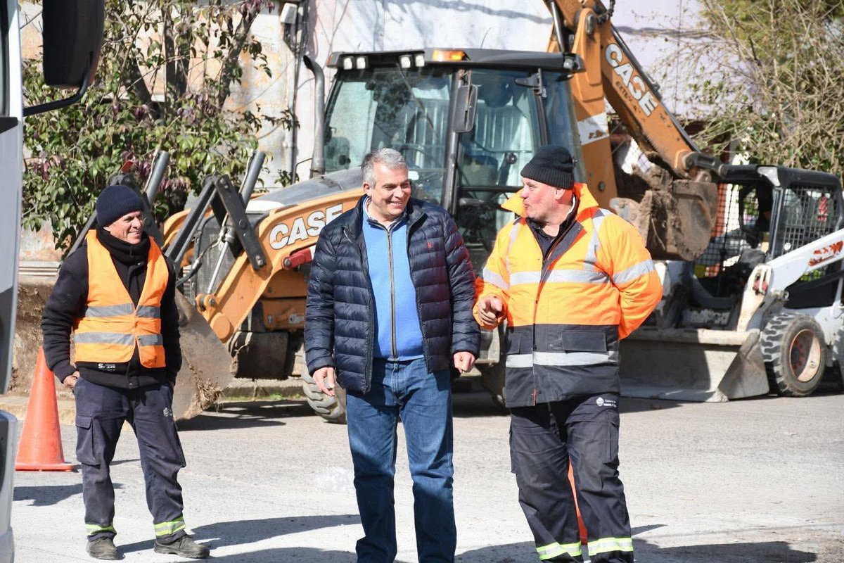 comuna33's tweet image. Está en marcha el plan 100 % bitumen en los barrios de Treinta y Tres.
Ayer se realizó tratamiento bituminoso en calles de barrios Yerbal y Tanco, sumándose a La Calera y Landa dónde los trabajos están en desarrollo.
El intendente Mario Silvera recorrió las obras.