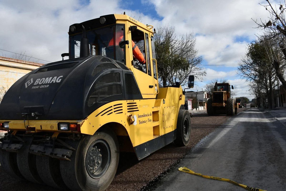 comuna33's tweet image. Está en marcha el plan 100 % bitumen en los barrios de Treinta y Tres.
Ayer se realizó tratamiento bituminoso en calles de barrios Yerbal y Tanco, sumándose a La Calera y Landa dónde los trabajos están en desarrollo.
El intendente Mario Silvera recorrió las obras.