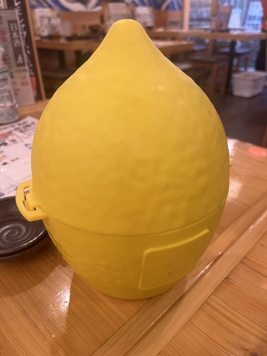 ryosuke_3710's tweet image. きょうの東京夜飯はてとてとさん、てるのぶさんにお付き合い頂きましたー！
ありがとうございます！
レモンのお店にて🍋