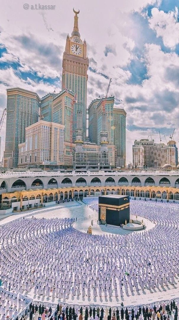 ElAbdulmuez's tweet image. ومما زادني شرفاً وتيها وكدت بأخمصي أطأ الثريا
دخولي تحت قولك يا عبادي وأن صيَّرت أحمد لي نبيا