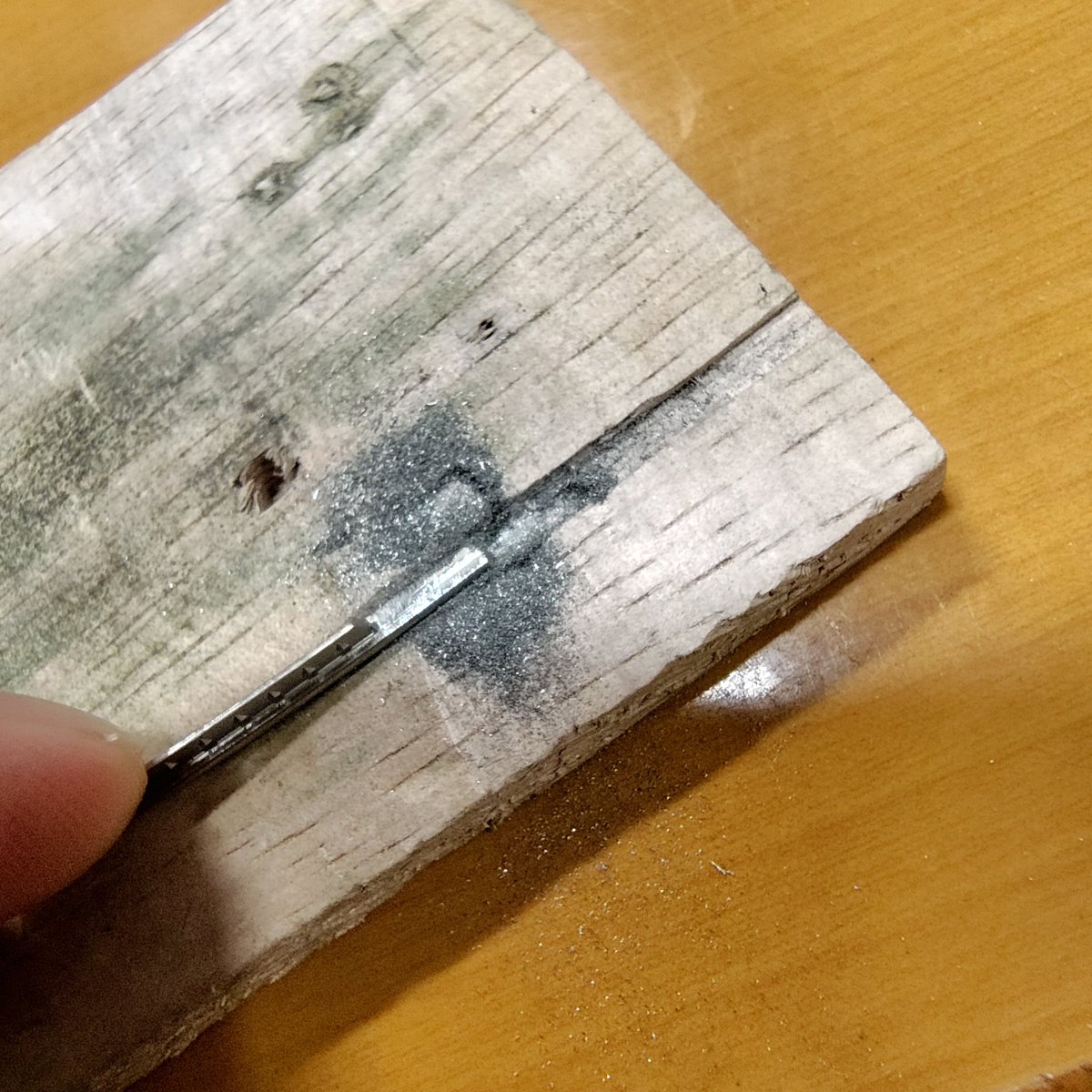 FuriousNote's tweet image. ゴシゴシ。サイドバインディング有りのリフレット準備。
ちなみにいつからか使ってるこの溝掘ってる木は素麺の箱だった気がする。