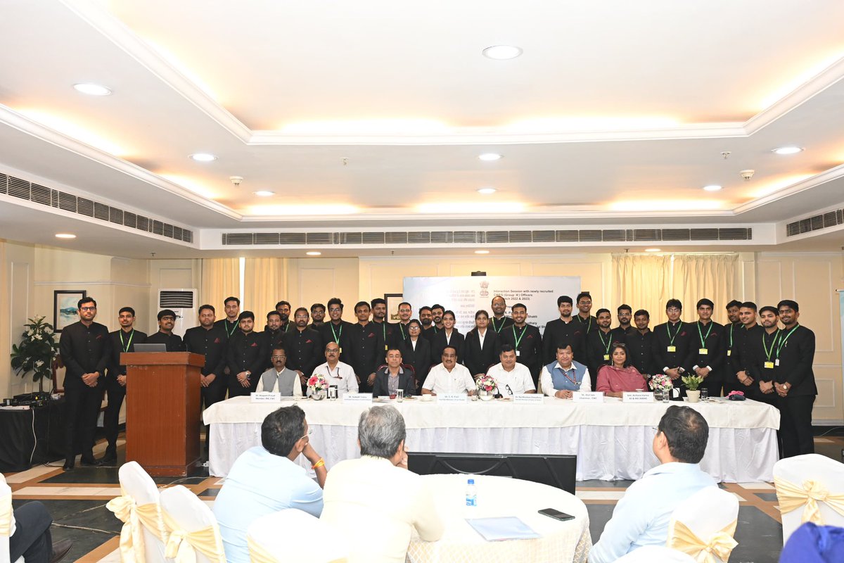 आज सेंट्रल वॉटर इंजीनियरिंग सर्विस के नवप्रशिक्षित अधिकारियों से मुलाकात करके अत्यंत प्रसन्नता हुई। उन्हें आगामी दायित्वों के लिए शुभकामनाएँ दीं और उनके उज्ज्वल भविष्य की कामना की।

माननीय प्रधानमंत्री श्री <a href="/narendramodi/">Narendra Modi</a> सर के नेतृत्व में “विकसित भारत” के संकल्प को साकार करने की