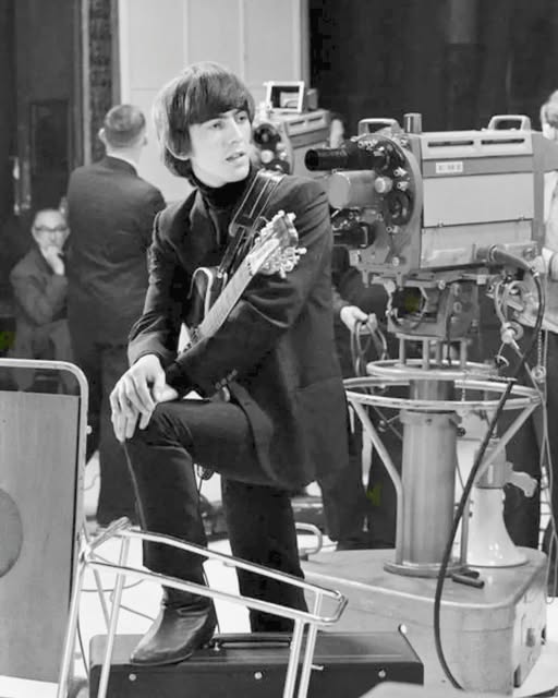 BeatlesArchive2's tweet image. George behind the scenes of A Hard Day's Night, 1964
The #Beatles