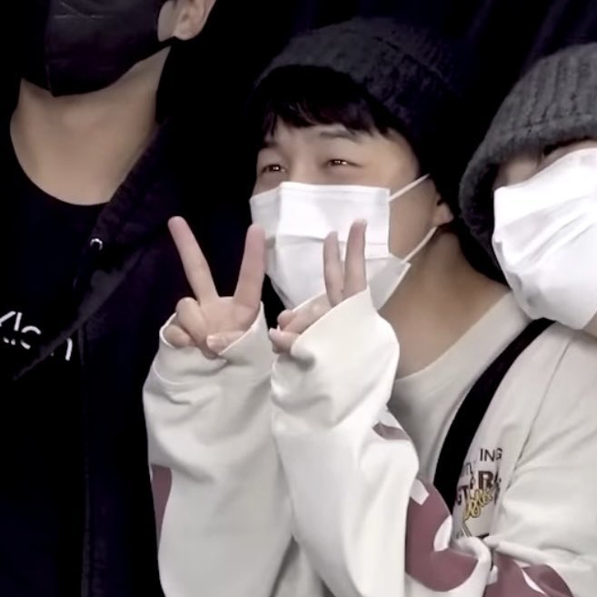 info_jimin's tweet image. ele rindo 🤏 e depois ✌️