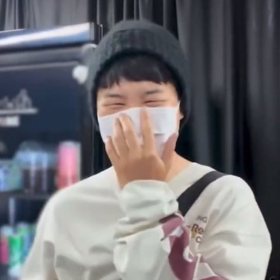 info_jimin's tweet image. ele rindo 🤏 e depois ✌️