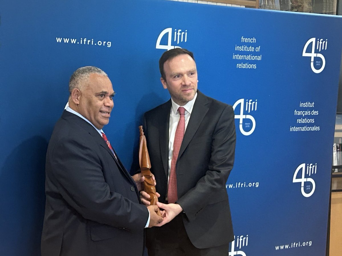IFRI_'s tweet image. L'Ifri a eu l'honneur d'accueillir ce matin Jotham Napat, Premier ministre du Vanuatu, pour de riches échanges sur la diplomatie climatique, la sécurité environnementale, le contexte géostratégique dans le pacifique insulaire et la relation bilatérale. 🇫🇷🇻🇺