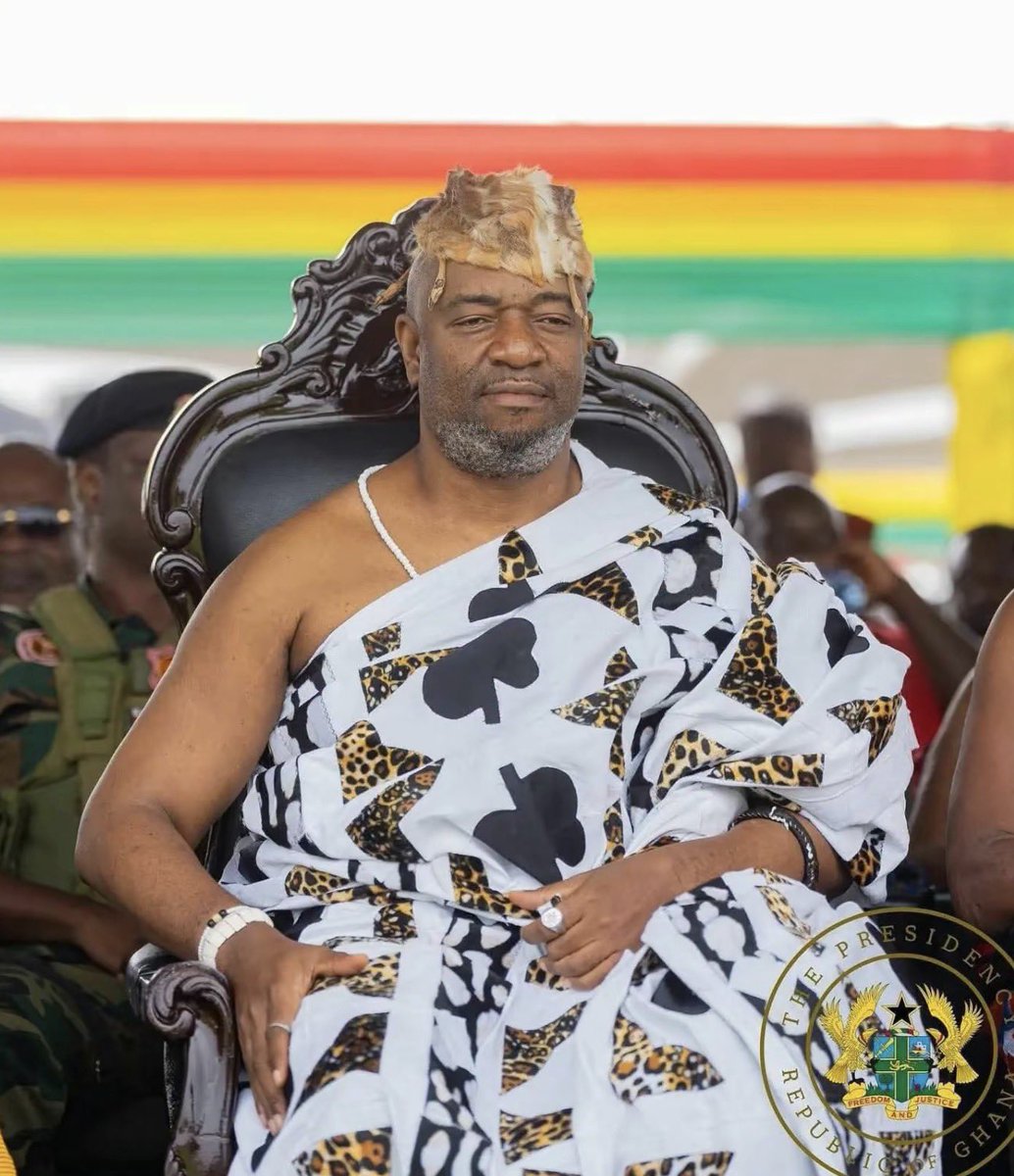 MantseBi_Ago's tweet image. The Adowa fai, bestowed upon the rightful monarch by the Asere quarter of Accra, is crafted from antelope skin and symbolizes wisdom. The antelope, revered as one of the totems of the Ga people, embodies this cultural significance.
#Formatshotit