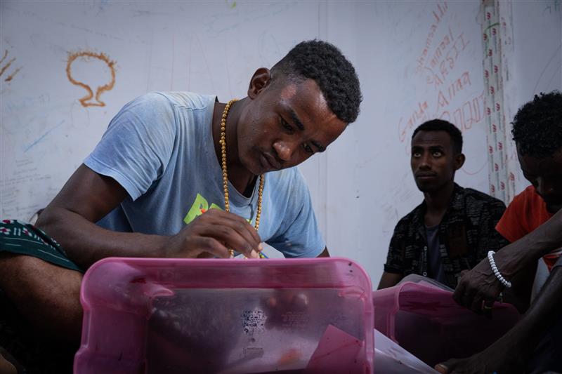 IOM_EHSA's tweet image. In #Djibouti, IOM is supporting migrants like Moubarak through the Regional Migrant Response Plan. His journey to the Gulf left deep scars, but psychosocial care is helping him heal.
"Painting helps me forget what I have been through," he says as he rebuilds his sense of peace.
