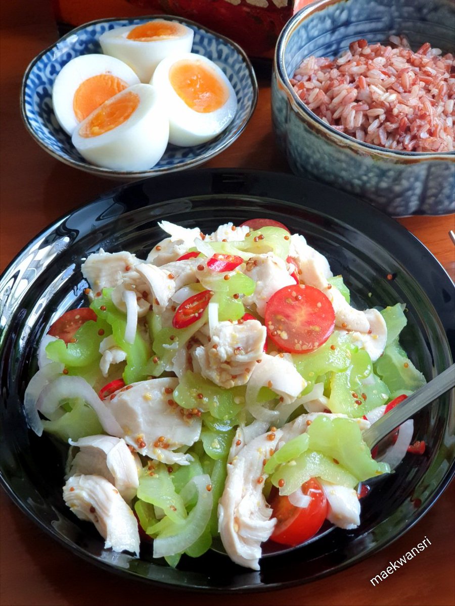 KwansriR's tweet image. ยำมะระกับสันในไก่..เป็นอีกเมนูสุขภาพ มะระไม่ขมด้วยจ้า กินได้เพลินๆเลย