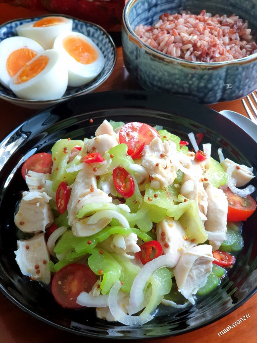 KwansriR's tweet image. ยำมะระกับสันในไก่..เป็นอีกเมนูสุขภาพ มะระไม่ขมด้วยจ้า กินได้เพลินๆเลย