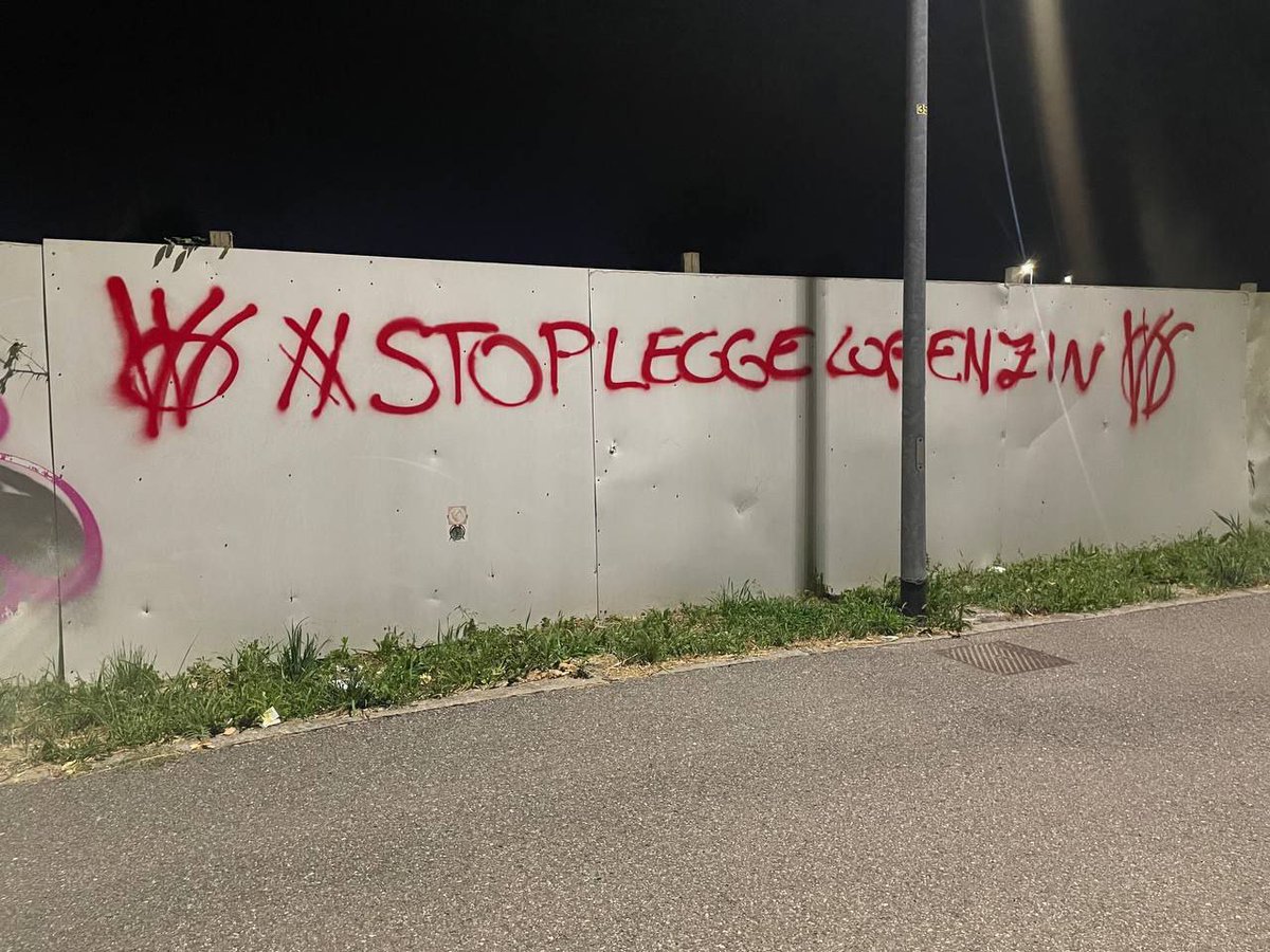AquiEstamos4668's tweet image. FOTO DA GUERRIERI V_V
"Di fronte Area sosta"
🗣 ViVi LIBERO
"Passaggio Ospedale Papa Giovanni XXIII di Bergamo"
🗣 I VAX UCCIDONO
🗣 CO2 = FRODE
"Pannelli strada principale verso Ospedale Papa Giovanni XXIII Bergamo"
🗣 #STOPLEGGELORENZIN
🗣 ViVi
‼️V_V AZIONE DIFFUSA‼️
#V_V