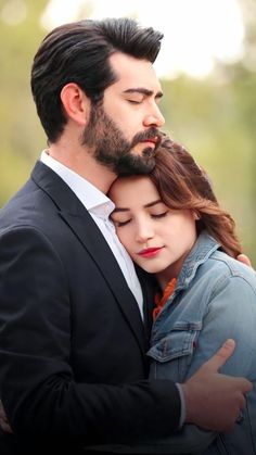 محبت عقلمند لوگوں کے ساتھ زیادہ دیر تک نہیں ہوسکتی.....!
محبت کے لیے تھوڑا پاگل تھوڑا بے وقوف ہونا ضروری ہو جاتا ہے۔۔۔۔!
ویسے بھی عقلمند لوگ محبت نہیں تجارت کرتے ہیں اور خسارہ دیکھ کر ہمیشہ راہ بدلتے ہیں۔۔۔۔۔!
یعنی فائدہ ختم تو محبت ختم۔۔۔۔۔۔!
🙂🥀🙂
#Aliyakhan