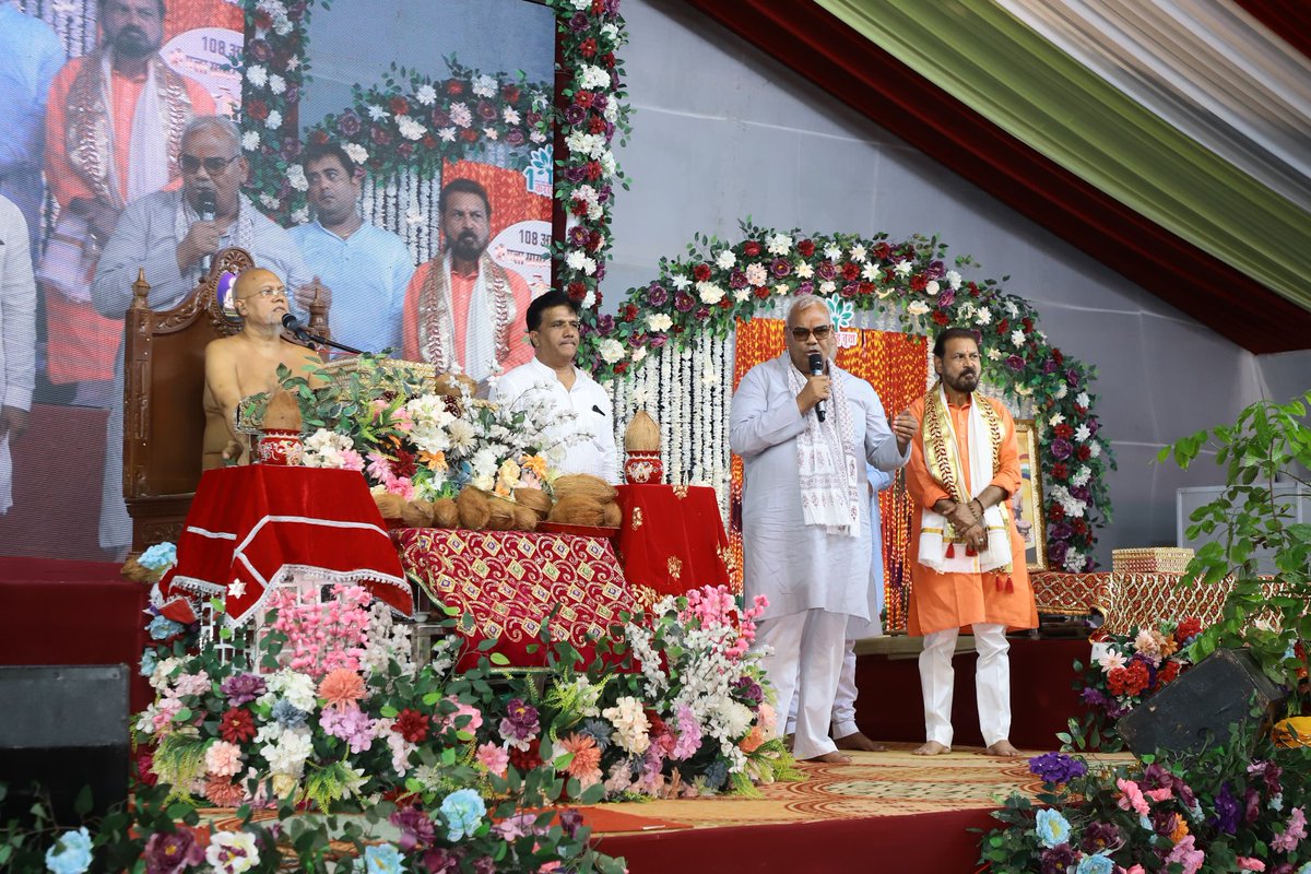 madandilawar's tweet image. आज कोटा में चातुर्मास के अवसर पर जैन संत पूज्य 108 आचार्य श्री प्रज्ञा सागर जी मुनिराज का पावन सान्निध्य प्राप्त हुआ।
महाराजश्री ने हरियालो राजस्थान 2.0 अभियान को पर्यावरण संरक्षण की दिशा में अतुलनीय पहल बताया और उनकी प्रेरणा से आज हरियाली अमावस्या के पावन अवसर पर मंच से पौधों…