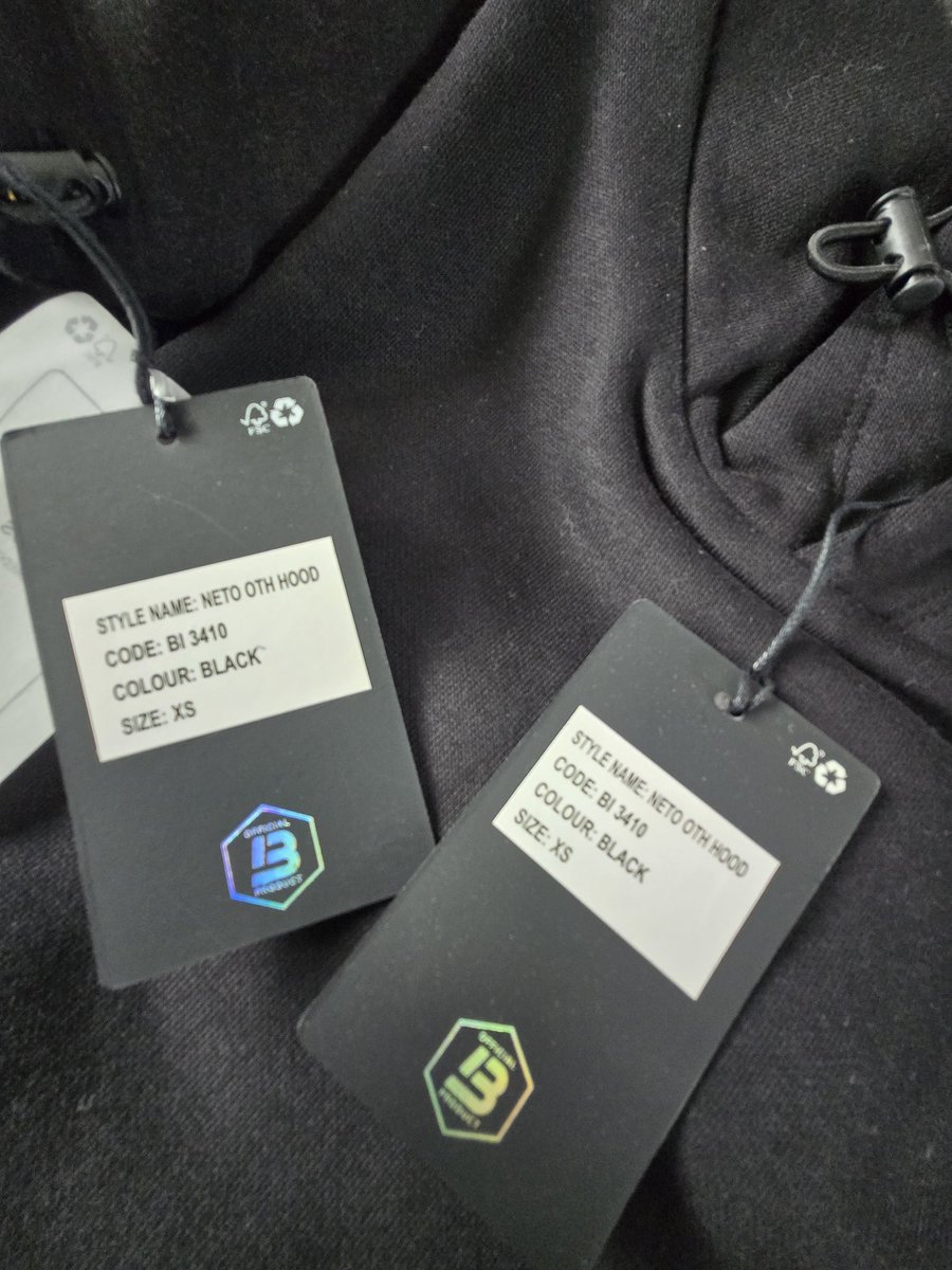 Hazzy2_0's tweet image. Ordered 1 x XL hoodie, sent me 2 x XS 🤔, what they telling me? Are they wanting me to knock something up myself out of the two 🤷🏻‍♂️