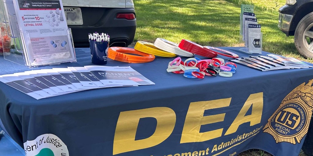 DEAOmahaDiv's tweet image. Got dinner plans tonight? #SafeSummerNights at the El Rio Vista Rec Center in Saint Paul, #Minnesota has free food, games & family-friendly events beginning at 5 p.m. #DEA will be there to answer questions about drugs in our communities! @sppdmn @SaintPaulParks @cityofsaintpaul