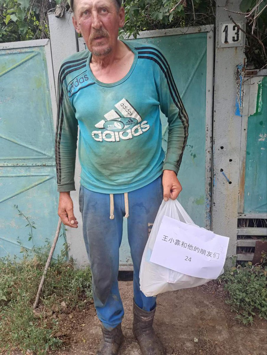 Calebkeyi's tweet image. “我们可以选择视而不见,也可以选择置之不理,但我知道,我所帮助的,是每一位在战争中挣扎的顿巴斯平民。正如《圣经》中所说:‘你们既做在我这弟兄中一个最小的身上,就是做在我身上了。’”