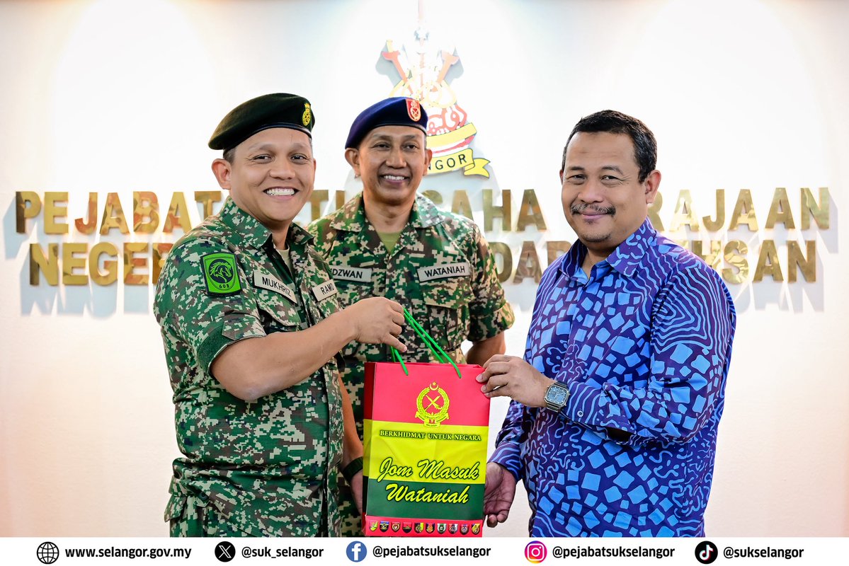 suk_selangor's tweet image. YB Dato’ Dr. Ahmad Fadzli bin Ahmad Tajuddin, Setiausaha Kerajaan Negeri Selangor yang juga merupakan Pengerusi bagi JAKPAW Negeri Selangor telah menerima kunjungan hormat daripada Kol Hj. Ridzwan Shoib, Komander Rejimen 502 Askar Wataniah.