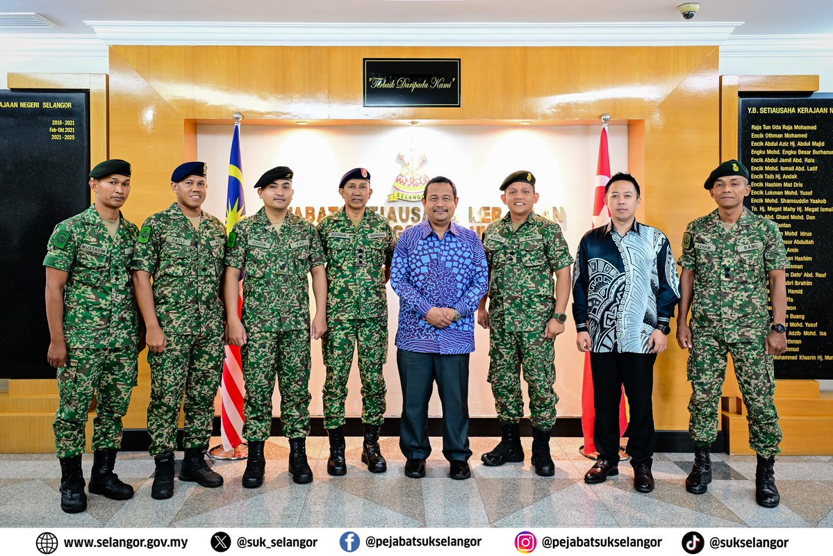 suk_selangor's tweet image. YB Dato’ Dr. Ahmad Fadzli bin Ahmad Tajuddin, Setiausaha Kerajaan Negeri Selangor yang juga merupakan Pengerusi bagi JAKPAW Negeri Selangor telah menerima kunjungan hormat daripada Kol Hj. Ridzwan Shoib, Komander Rejimen 502 Askar Wataniah.
