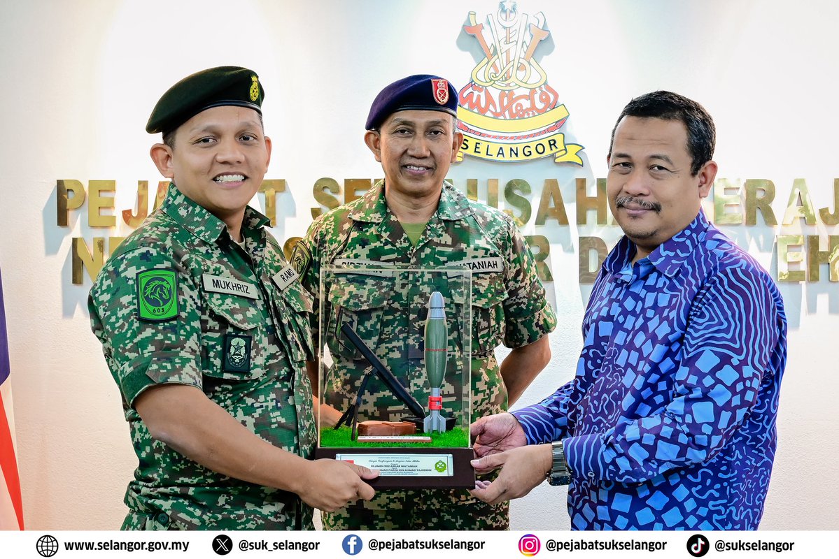 suk_selangor's tweet image. YB Dato’ Dr. Ahmad Fadzli bin Ahmad Tajuddin, Setiausaha Kerajaan Negeri Selangor yang juga merupakan Pengerusi bagi JAKPAW Negeri Selangor telah menerima kunjungan hormat daripada Kol Hj. Ridzwan Shoib, Komander Rejimen 502 Askar Wataniah.