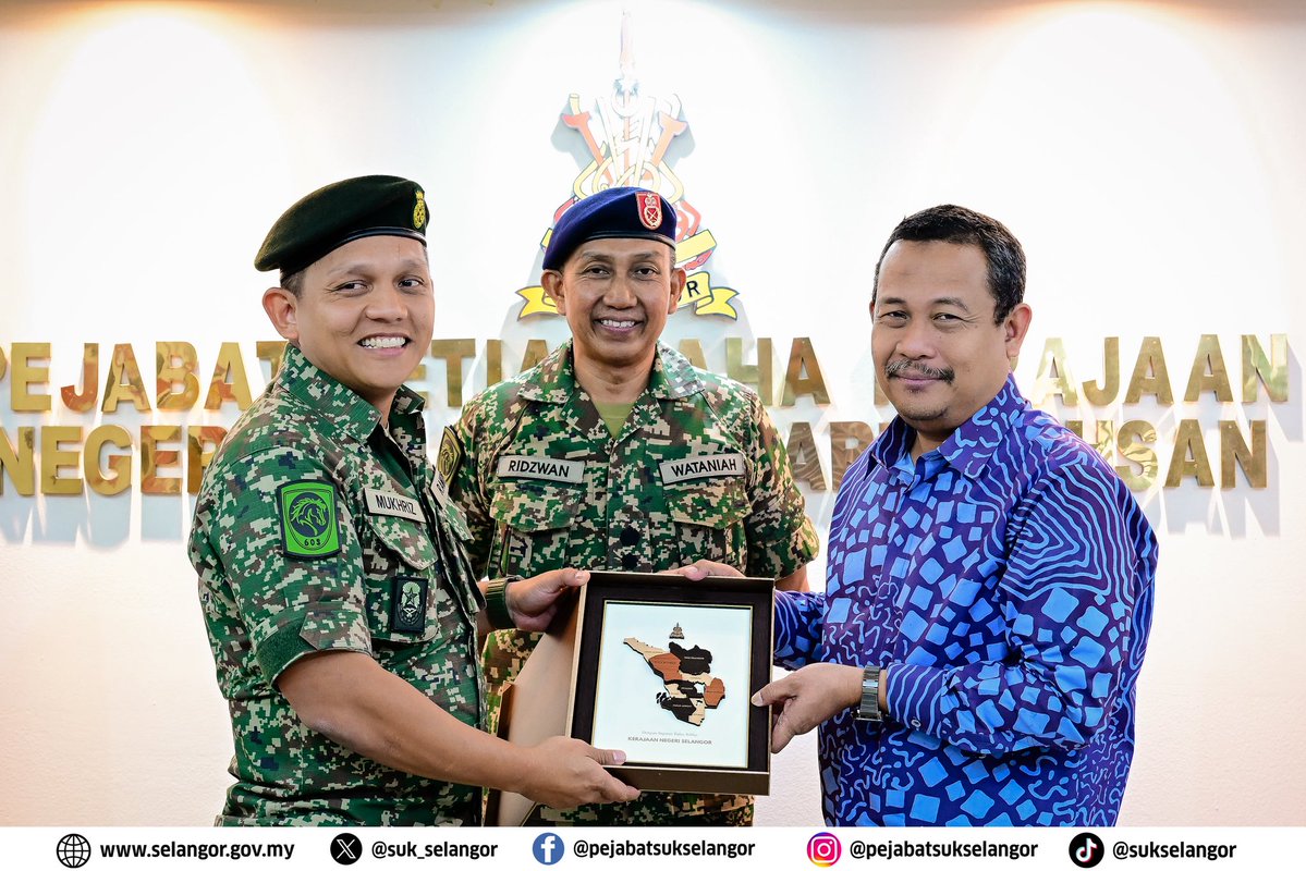 suk_selangor's tweet image. YB Dato’ Dr. Ahmad Fadzli bin Ahmad Tajuddin, Setiausaha Kerajaan Negeri Selangor yang juga merupakan Pengerusi bagi JAKPAW Negeri Selangor telah menerima kunjungan hormat daripada Kol Hj. Ridzwan Shoib, Komander Rejimen 502 Askar Wataniah.