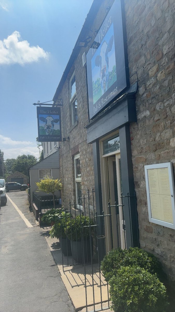 Environmental health been in to pay us a visit this morning, 5 stars received like normal 🌟 “Cleanest stove top I’ve ever seen” has to be my favourite comment 👨🏻‍🍳👍🏼😂 #TheHeifer