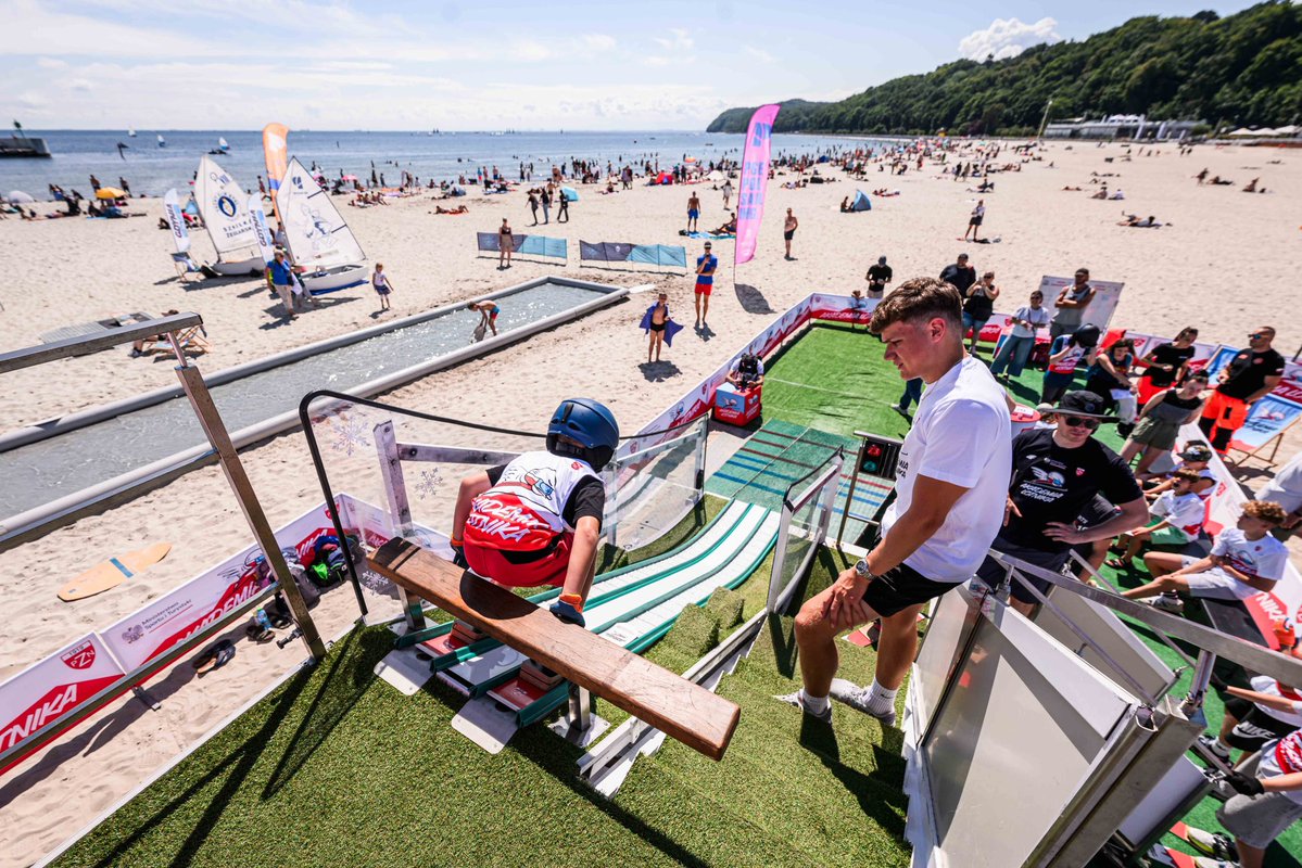 pzn_pl's tweet image. Słońce, plaża, parawany i… skoki narciarskie. Czekamy na Was w Gdyni do 17:00!
A jutro organizujemy zawody w skokach narciarskich na plaży! Zapraszamy od 12:00 do 14:00