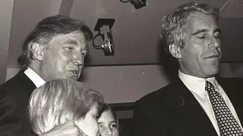 naczasienews's tweet image. Nazwisko Donalda Trumpa pojawiło się na liście Epsteina, wynika z raportu opublikowanego w Wall Street Journal.
Prokurator generalna Pam Bondi i jej zastępca Todd Blanche, mieli poinformować w maju prezydenta, że jego nazwisko pojawiło się wielokrotnie w dokumentach rządowych…